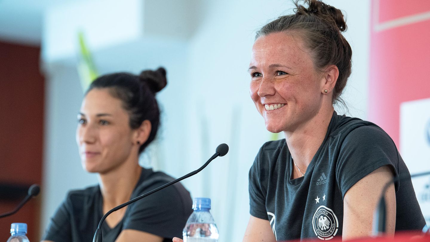Marina Hegering (r.) spricht neben Teamkollegin Sara Doorsoun bei einer Pressekonferenz des DFB