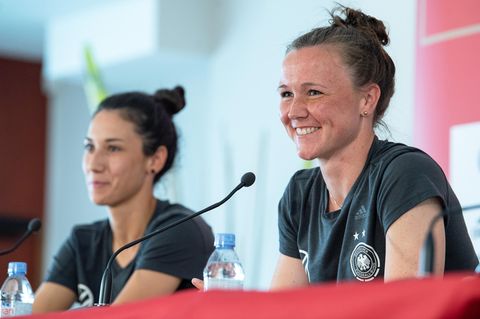 Marina Hegering (r.) spricht neben Teamkollegin Sara Doorsoun bei einer Pressekonferenz des DFB