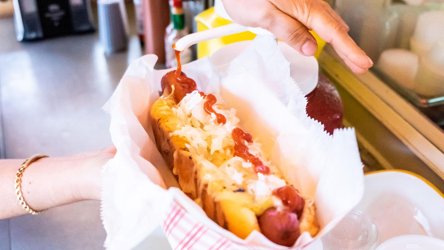 Streetfood weltweit: Hot Dog, USA Kein amerikanische Streetfood ist wohl klassischer als der Hot Dog. In vielen Städten wie New York, Chicago und Detroit stehen die Imbisswägen mit den gegrillten Würsten bereit. Dazu gibt es ein gedämpftes Brötchen. Was man dazu essen möchte, kann jeder selbst entscheiden: Ketchup, Senf, Relish, Zwiebeln, Cole Slaw, Käse oder Chilis sind nur eine Auswahl. Hot Dog, USA Kein amerikanische Streetfood ist wohl klassischer als der Hot Dog. In vielen Städten wie New York, Chicago und Detroit stehen die Imbisswägen mit den gegrillten Würsten bereit. Dazu gibt es ein gedämpftes Brötchen. Was man dazu essen möchte, kann jeder selbst entscheiden: Ketchup, Senf, Relish, Zwiebeln, Cole Slaw, Käse oder Chilis sind nur eine Auswahl.