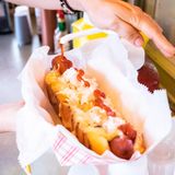 Hot Dog, USA  Kein amerikanische Streetfood ist wohl klassischer als der Hot Dog. In vielen Städten wie New York, Chicago und Detroit stehen die Imbisswägen mit den gegrillten Würsten bereit. Dazu gibt es ein gedämpftes Brötchen. Was man dazu essen möchte, kann jeder selbst entscheiden: Ketchup, Senf, Relish, Zwiebeln, Cole Slaw, Käse oder Chilis sind nur eine Auswahl.