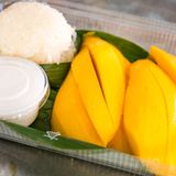 Mango and Sticky Rice, Thailand  Mango mit klebrigem Reis, der mit Kokosmilch beträufelt wird. Zum Reinlegen lecker! Gibt's in Bangkok an fast jeder Straßenecke.