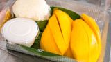 Mango and Sticky Rice, Thailand  Mango mit klebrigem Reis, der mit Kokosmilch beträufelt wird. Zum Reinlegen lecker! Gibt's in Bangkok an fast jeder Straßenecke.