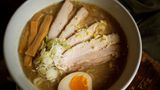 Ramen, Japan  In Japan gibt es Ramen an jeder Straßenecke: Eine Schüssel voller Nudeln, mal in Brühe, mal ohne, mal mit Schweinebauch oder Hack. Ramen sind Fast Food und Soulfood in einem: deftig, sättigend und sie machen gute Laune. 