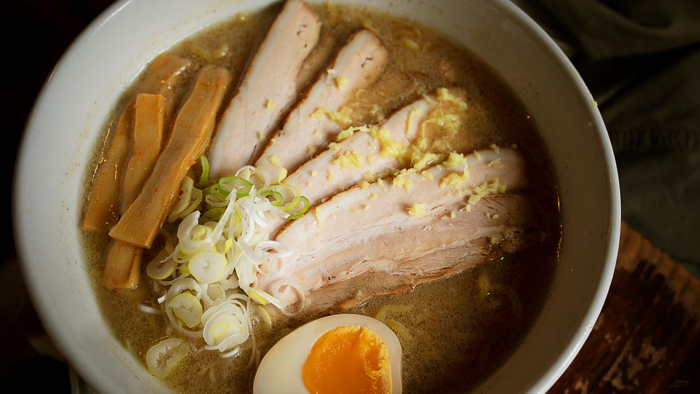 Ramen, Japan  In Japan gibt es Ramen an jeder Straßenecke: Eine Schüssel voller Nudeln, mal in Brühe, mal ohne, mal mit Schweinebauch oder Hack. Ramen sind Fast Food und Soulfood in einem: deftig, sättigend und sie machen gute Laune. 