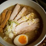 Ramen, Japan  In Japan gibt es Ramen an jeder Straßenecke: Eine Schüssel voller Nudeln, mal in Brühe, mal ohne, mal mit Schweinebauch oder Hack. Ramen sind Fast Food und Soulfood in einem: deftig, sättigend und sie machen gute Laune. 