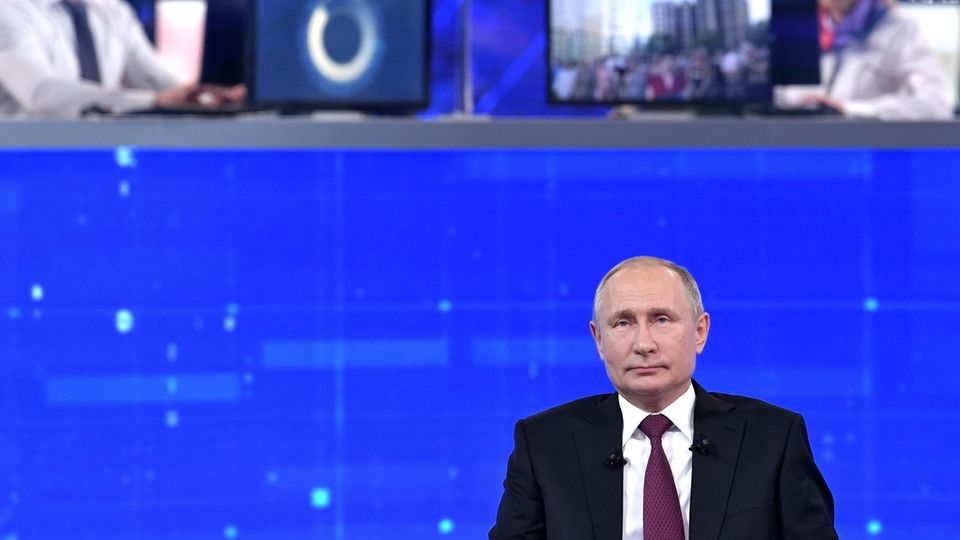 Wladimir Putin in der Live-Fernsehsendung Wladimir Putin in der Live-Fernsehsendung