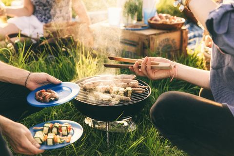 Minigrills lassen sich überall mit hinnehmen und sind super praktisch 