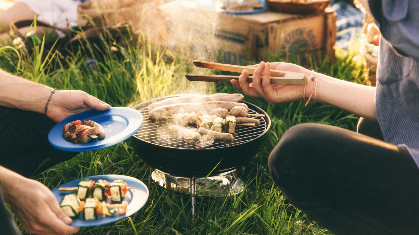 Minigrills lassen sich überall mit hinnehmen und sind super praktisch 