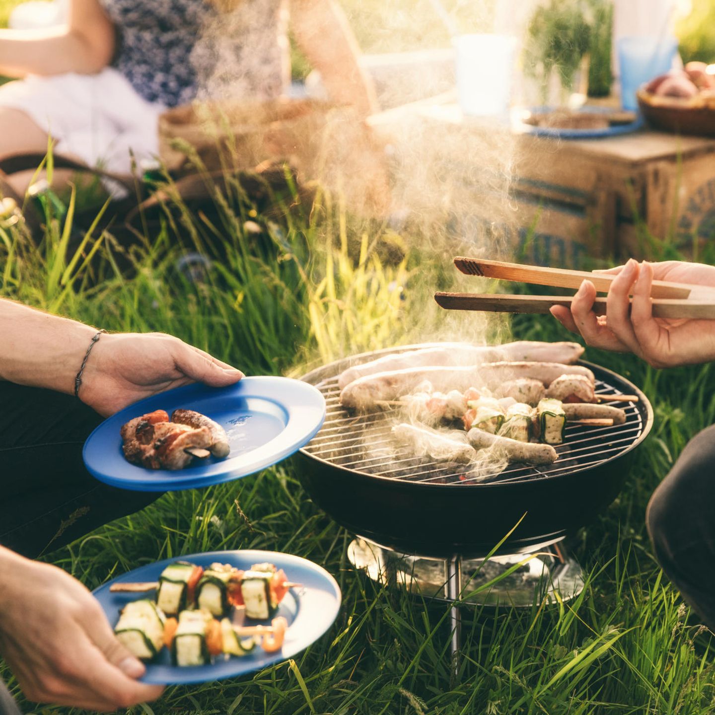 Minigrills lassen sich überall mit hinnehmen und sind super praktisch 