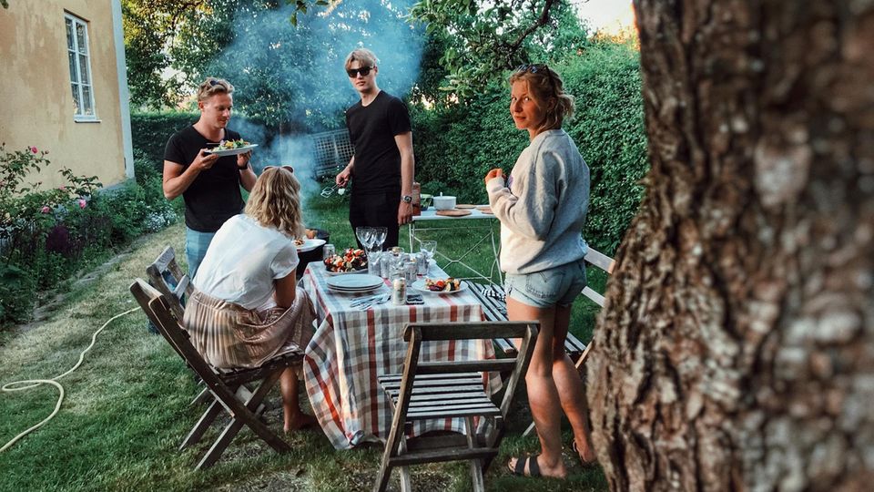 Im Sommer werden die Grill-Nächte mit Freunden oft lang (Symbolbild) Im Sommer werden die Grill-Nächte mit Freunden oft lang (Symbolbild)