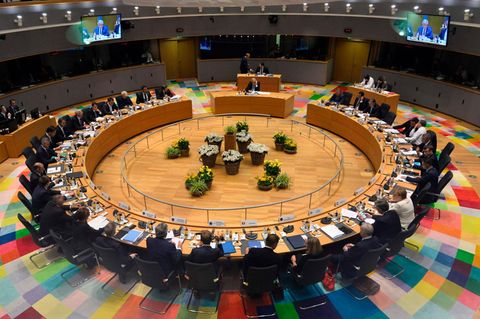 EU-Gipfel in Brüssel: Am rechten unteren Bildrand ist Kanzlerin Merkel im hellen Blazer zu sehen.