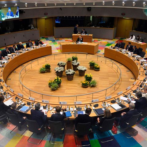 EU-Gipfel in Brüssel: Am rechten unteren Bildrand ist Kanzlerin Merkel im hellen Blazer zu sehen.