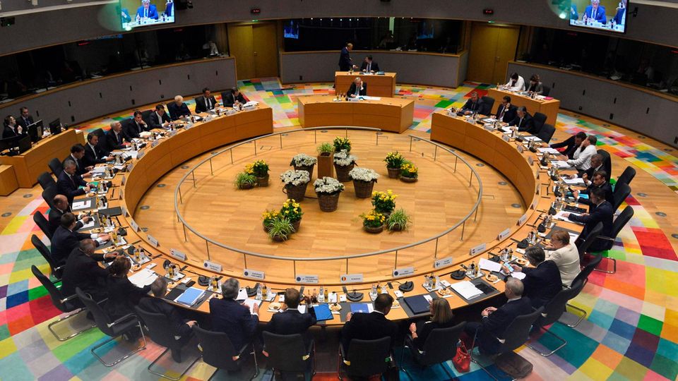 EU-Gipfel in Brüssel: Am rechten unteren Bildrand ist Kanzlerin Merkel im hellen Blazer zu sehen.