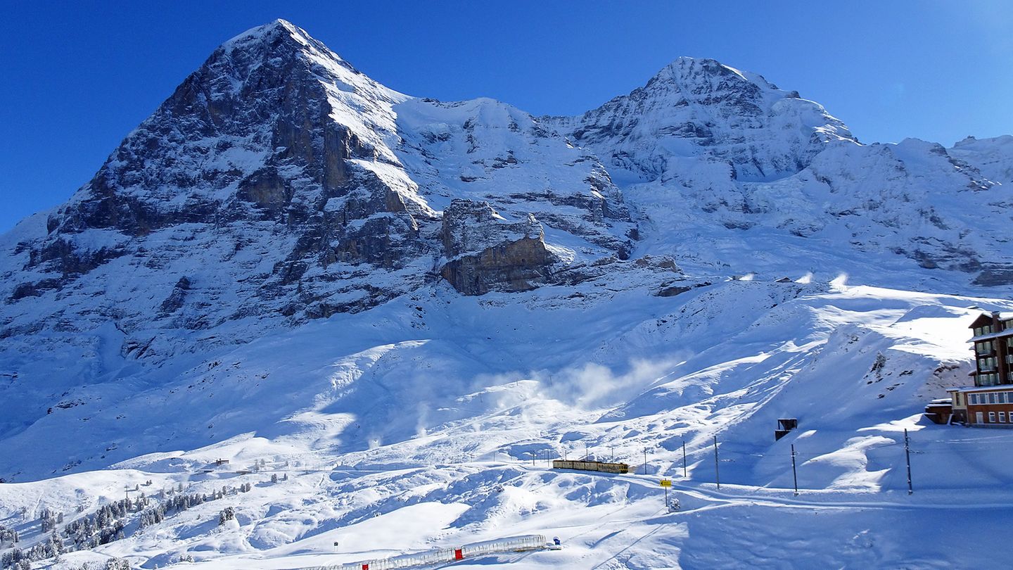 "500 Zugreisen": Berner Oberland, Schweiz: Jungfraubahn Schwer zu sagen, worüber man mehr staunen soll: über die majestätische Jungfrau – mit 4158 Metern Höhe einer der eindrucksvollsten Berge Europas – oder darüber, dass man den alpinen Giganten, der vor 23 bis 34 Millionen Jahren entstand, seit gut hundert Jahren mit der Bahn erreichen kann. Die neun Kilometer lange Jungfraubahn wurde 1912 eröffnet und verläuft von der Kleinen Scheidegg, einem Bergpass auf 2.061 Metern, zum 3.454 Meter hoch gelegenen Jungfraujoch, der höchsten Bahnstation Europas. Den größten Teil der Strecke legt die Zahnradbahn in einem Tunnel durch die Nachbarberge Eiger und Mönch zurück, um in einer prachtvollen hochalpinen Landschaft wieder aufzutauchen – mit Ausblicken auf den Aletschfirn (den höchsten Alpengletscher), imposante Gipfel und unberührten Schnee. Berner Oberland, Schweiz: Jungfraubahn Schwer zu sagen, worüber man mehr staunen soll: über die majestätische Jungfrau – mit 4158 Metern Höhe einer der eindrucksvollsten Berge Europas – oder darüber, dass man den alpinen Giganten, der vor 23 bis 34 Millionen Jahren entstand, seit gut hundert Jahren mit der Bahn erreichen kann. Die neun Kilometer lange Jungfraubahn wurde 1912 eröffnet und verläuft von der Kleinen Scheidegg, einem Bergpass auf 2.061 Metern, zum 3.454 Meter hoch gelegenen Jungfraujoch, der höchsten Bahnstation Europas. Den größten Teil der Strecke legt die Zahnradbahn in einem Tunnel durch die Nachbarberge Eiger und Mönch zurück, um in einer prachtvollen hochalpinen Landschaft wieder aufzutauchen – mit Ausblicken auf den Aletschfirn (den höchsten Alpengletscher), imposante Gipfel und unberührten Schnee.