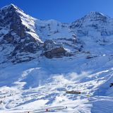 Berner Oberland, Schweiz: Jungfraubahn  Schwer zu sagen, worüber man mehr staunen soll: über die majes­tätische Jungfrau – mit 4158 Me­tern Höhe einer der eindrucksvolls­ten Berge Europas – oder darüber, dass man den alpinen Giganten, der vor 23 bis 34 Millionen Jahren entstand, seit gut hundert Jahren mit der Bahn erreichen kann. Die neun Kilometer lange Jungfrau­bahn wurde 1912 eröffnet und ver­läuft von der Kleinen Scheidegg, einem Bergpass auf 2.061 Metern, zum 3.454 Meter hoch gelege­nen Jungfraujoch, der höchsten Bahnstation Europas. Den größten Teil der Strecke legt die Zahnrad­bahn in einem Tunnel durch die Nachbarberge Eiger und Mönch zurück, um in einer prachtvollen hochalpinen Landschaft wieder aufzutauchen – mit Ausblicken auf den Aletschfirn (den höchsten Alpengletscher), imposante Gipfel und unberührten Schnee.
