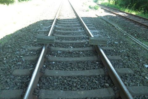Betonplatten auf den Schienen der Bahnstrecke zwischen Hamburg und Westerland auf Sylt