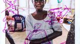 Prisca, 14, lebt seit einem Jahr im Flüchtlingslager Kyaka im Westen Ugandas, wohin sie aus der Demokratischen Republik Kongo geflohen ist. "Unser Leben im Kongo war wirklich hart, die Rebellen kamen in unser Dorf, fielen in unsere Häuser ein und nahmen alles mit und prügelten alle nieder. Und eines Tages wurde mein Vater von den Rebellen aus unserem Haus geholt und getötet, also beschlossen wir zu fliehen, um unser Leben zu retten. Ich erinnere mich sehr gut an den Tag, an dem er getötet wurde. Er flehte vergeblich um sein Leben." Auf Priscas Bild sind ein Gewehr, ein Dolch und kämpfende Menschen abgebildet. "Ich habe das wegen der bösen Menschen im Kongo die sich gegenseitig umbringen gemalt. Es ist meine Erinnerung in meinem Kopf."