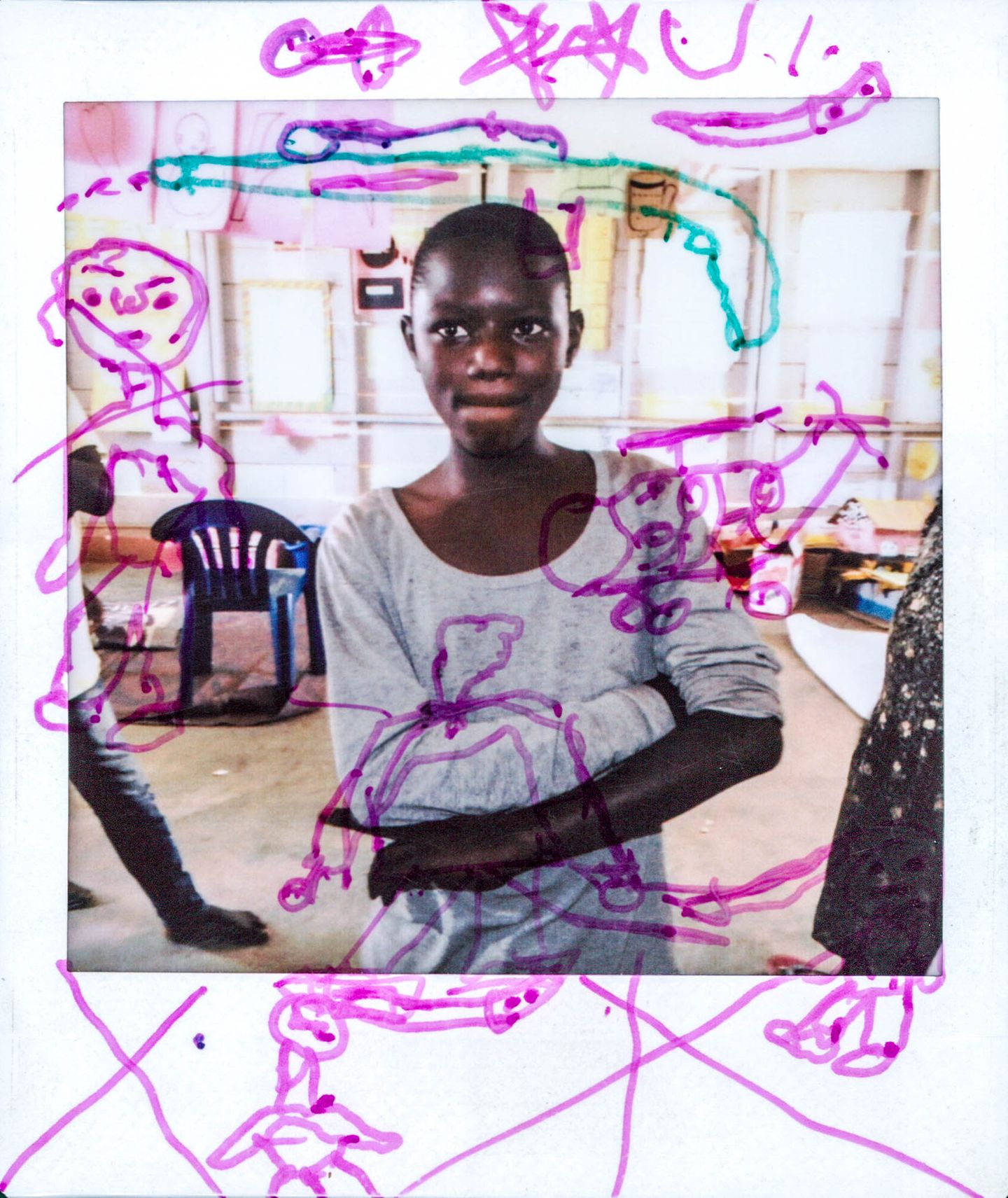 Save-The-Children-Aktion: Prisca, 14, lebt seit einem Jahr im Flüchtlingslager Kyaka im Westen Ugandas, wohin sie aus der Demokratischen Republik Kongo geflohen ist. "Unser Leben im Kongo war wirklich hart, die Rebellen kamen in unser Dorf, fielen in unsere Häuser ein und nahmen alles mit und prügelten alle nieder. Und eines Tages wurde mein Vater von den Rebellen aus unserem Haus geholt und getötet, also beschlossen wir zu fliehen, um unser Leben zu retten. Ich erinnere mich sehr gut an den Tag, an dem er getötet wurde. Er flehte vergeblich um sein Leben." Auf Priscas Bild sind ein Gewehr, ein Dolch und kämpfende Menschen abgebildet. "Ich habe das wegen der bösen Menschen im Kongo die sich gegenseitig umbringen gemalt. Es ist meine Erinnerung in meinem Kopf." Prisca, 14, lebt seit einem Jahr im Flüchtlingslager Kyaka im Westen Ugandas, wohin sie aus der Demokratischen Republik Kongo geflohen ist. "Unser Leben im Kongo war wirklich hart, die Rebellen kamen in unser Dorf, fielen in unsere Häuser ein und nahmen alles mit und prügelten alle nieder. Und eines Tages wurde mein Vater von den Rebellen aus unserem Haus geholt und getötet, also beschlossen wir zu fliehen, um unser Leben zu retten. Ich erinnere mich sehr gut an den Tag, an dem er getötet wurde. Er flehte vergeblich um sein Leben." Auf Priscas Bild sind ein Gewehr, ein Dolch und kämpfende Menschen abgebildet. "Ich habe das wegen der bösen Menschen im Kongo die sich gegenseitig umbringen gemalt. Es ist meine Erinnerung in meinem Kopf."