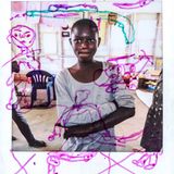 Prisca, 14, lebt seit einem Jahr im Flüchtlingslager Kyaka im Westen Ugandas, wohin sie aus der Demokratischen Republik Kongo geflohen ist. "Unser Leben im Kongo war wirklich hart, die Rebellen kamen in unser Dorf, fielen in unsere Häuser ein und nahmen alles mit und prügelten alle nieder. Und eines Tages wurde mein Vater von den Rebellen aus unserem Haus geholt und getötet, also beschlossen wir zu fliehen, um unser Leben zu retten. Ich erinnere mich sehr gut an den Tag, an dem er getötet wurde. Er flehte vergeblich um sein Leben." Auf Priscas Bild sind ein Gewehr, ein Dolch und kämpfende Menschen abgebildet. "Ich habe das wegen der bösen Menschen im Kongo die sich gegenseitig umbringen gemalt. Es ist meine Erinnerung in meinem Kopf."