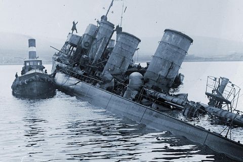 Sinkendes deutsches Torpedoboot in Scapa Flow.