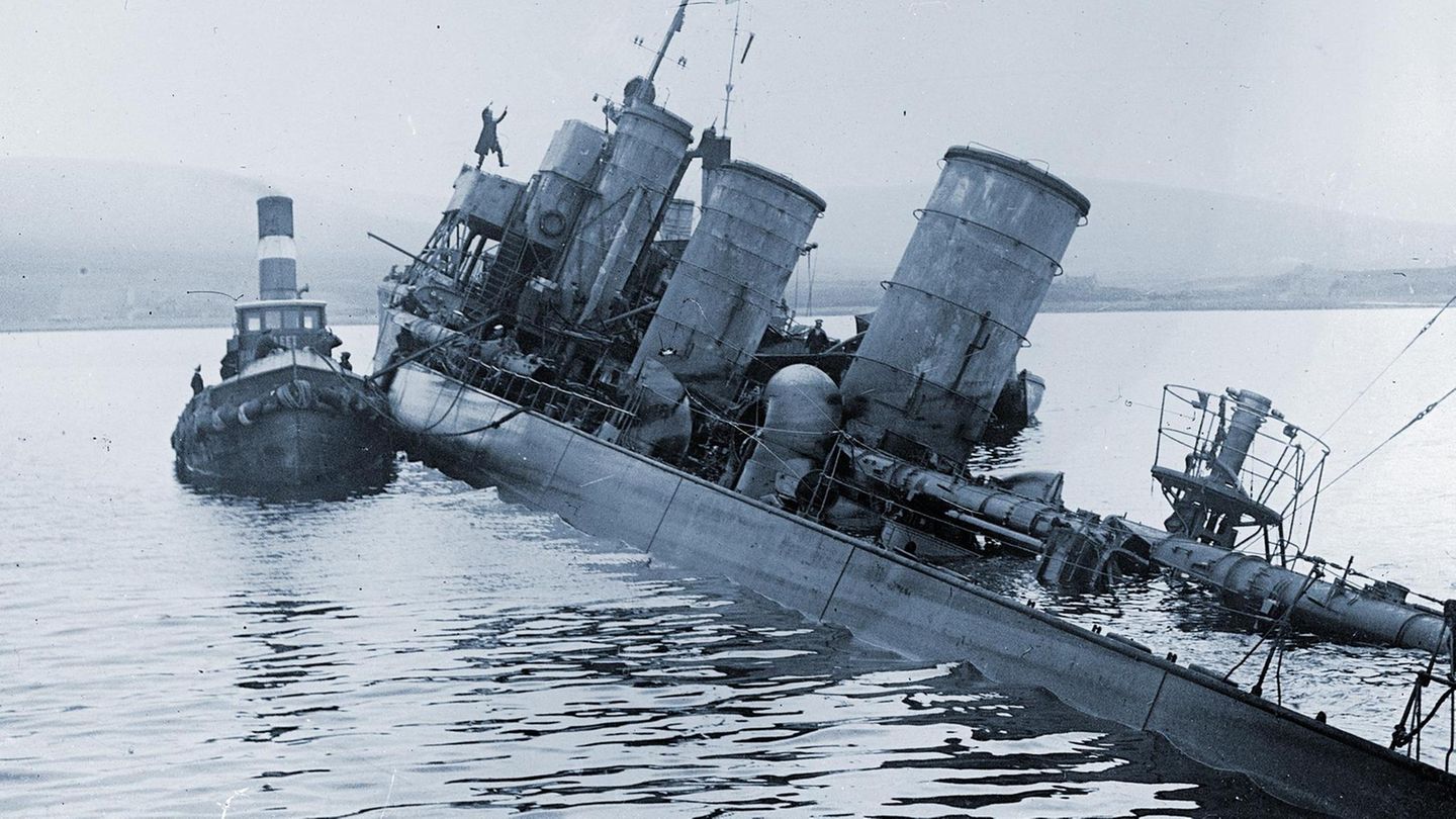 Sinkendes deutsches Torpedoboot in Scapa Flow.
