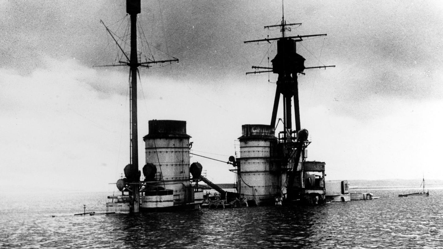 Die Aufbauten der SMS Hindenburg ragten aus dem Wasser.
