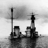 Die Aufbauten der SMS Hindenburg ragten aus dem Wasser.
