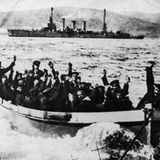 Matrosen der SMS Nürnberg ergeben sich mit erhobenen Händen.