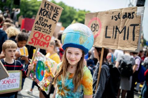 Schülerinnen und Schüler demonstrieren mit Protestplakaten beim "Fridays for Future"-Klimastreik