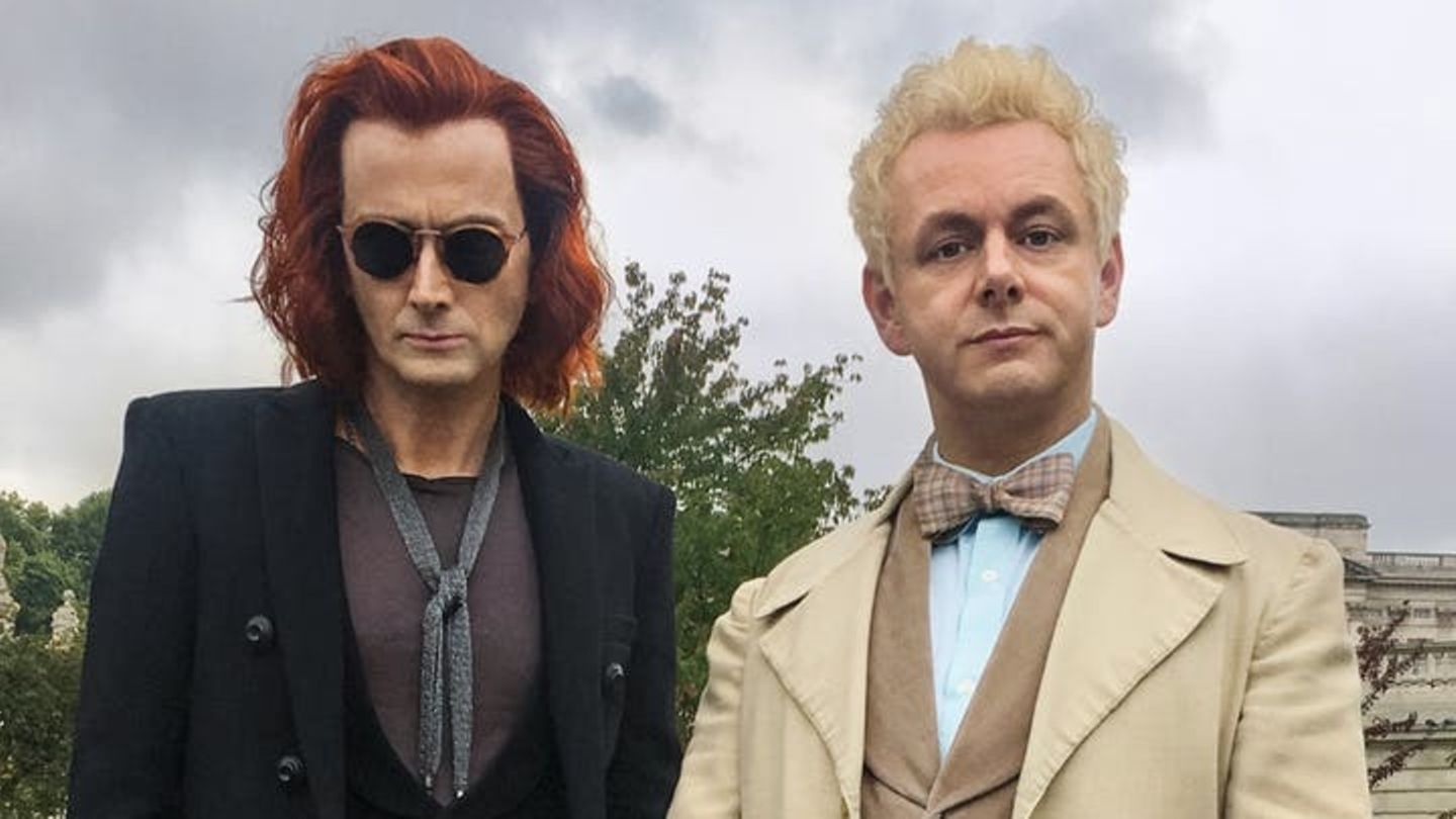 Dämon Crowley und Engel Aziraphale alias Schauspieler David Tennent und Michael Sheen Eine Person in schwarz, eine in weiß