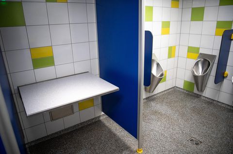 Ein Wickeltisch auf einer Herrentoilette