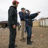 In Reih’ und Glied zum Tafeldienst: Alle Lehrerinnen und Lehrer haben zum Kurs ihre eigenen Pistolen mitgebracht