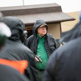 Jack Frontz lehrt den Umgang mit der Waffe. Umgang bedeutet hier: durchladen und losballern