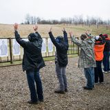 Hände in der Luft signalisieren, dass niemand eine Waffe hält.