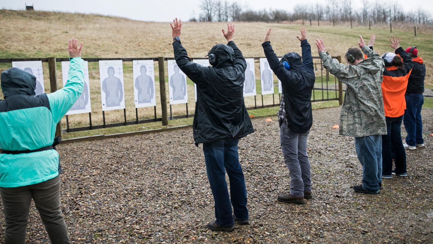 Hände in der Luft signalisieren, dass niemand eine Waffe hält.
