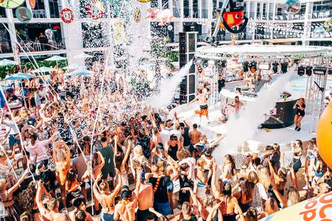 Pool-Party und Bingo-Partie in einem – und Konfettiregen gibt's für die Insta-Show