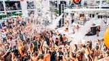 Pool-Party und Bingo-Partie in einem – und Konfettiregen gibt's für die Insta-Show