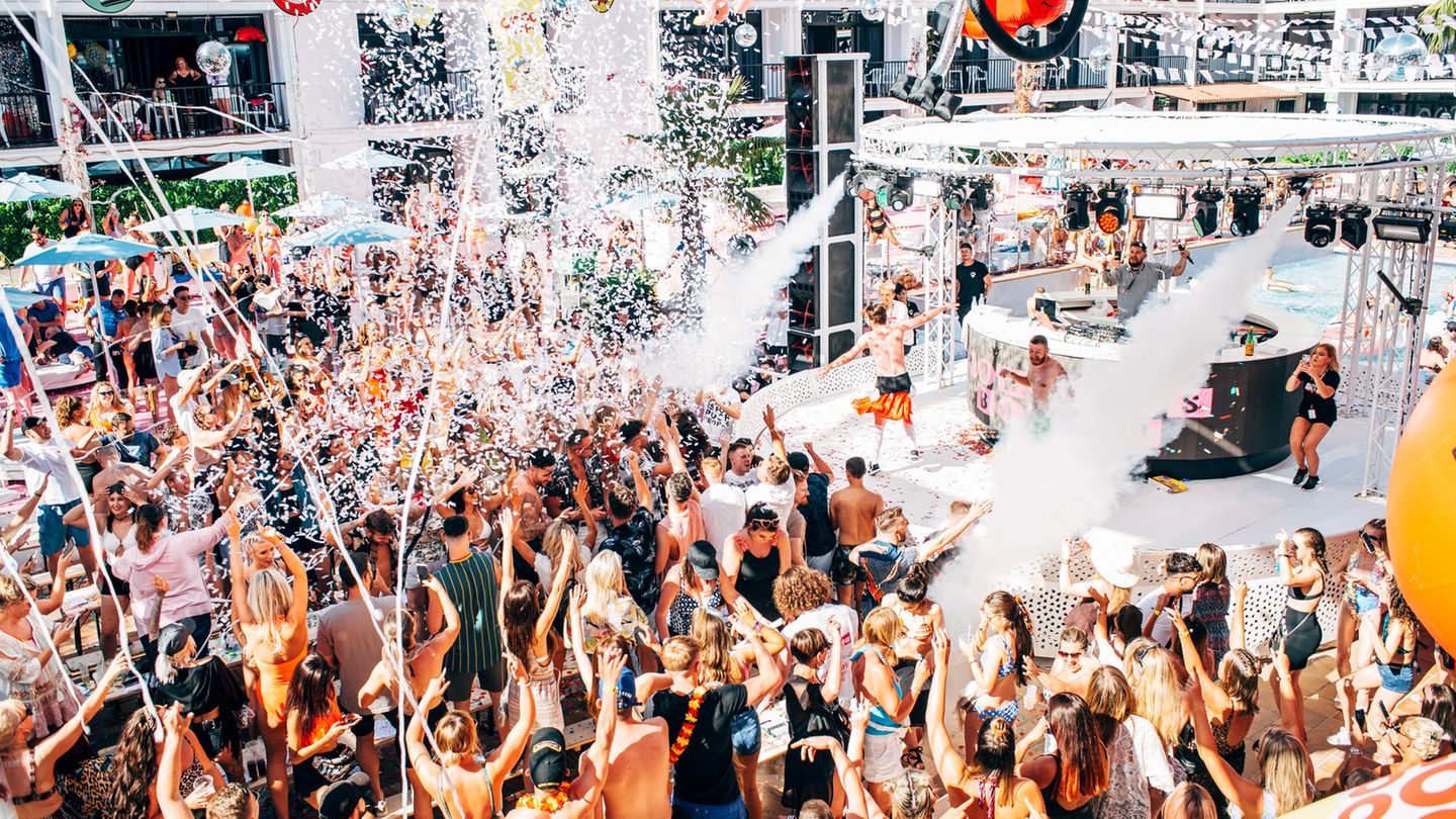 Pool-Party und Bingo-Partie in einem – und Konfettiregen gibt's für die Insta-Show