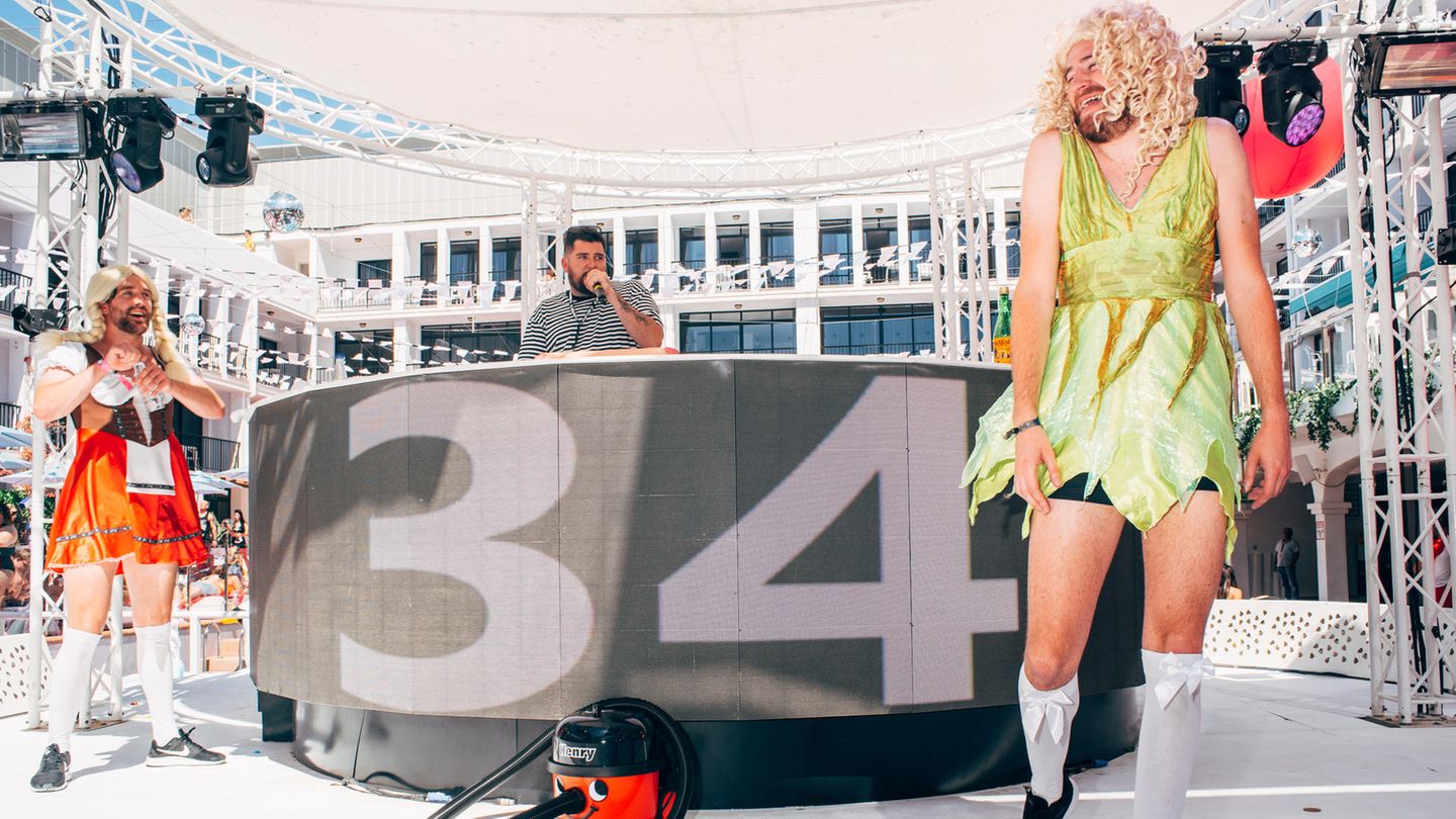 Die Fab Four: Slutty Susie im roten Kleidchen, Jonny Bongo im Gestreiften, Horny Heidi in Grün und ganz unten Henry Hoover, der heimliche Star der Veranstaltung