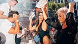 Das passt: Die Herren, in Weiß, haben aufgepumpte Bizepse, die Damen, in Schwarz, aufgepumpte Lippen