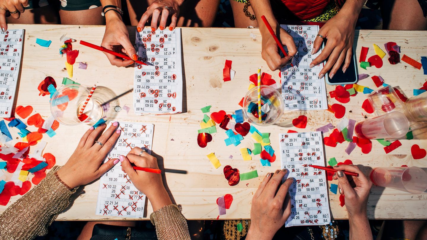 Die Drinks sind schon leer, die Zettel haben noch Lücken