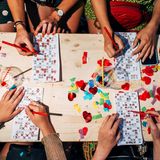 Die Drinks sind schon leer, die Zettel haben noch Lücken