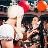 Oh, oh. False call. Slutty Susie zerreißt den Bingozettel. Gleich rufen alle: "Dickhead, dickhead, dickhead!"