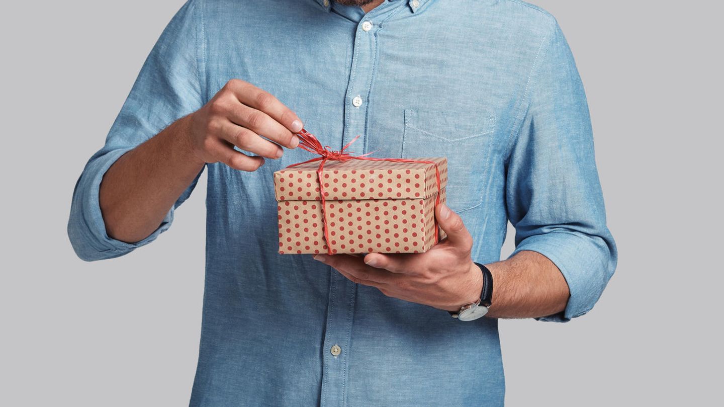 Du bist auf der Suche nach kleinen Geschenken für Männer? Hier sind sieben Ideen (Symbolbild)