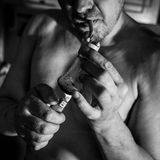 Mischa raucht Speed in einer Glühbirne und reicht sie dann in die Runde