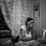 Julija hat einen 18-jährigen Sohn, der hier im Apartment ihrer Mutter wohnt. Sie selbst verbringt die meiste Zeit in der Drogenwohnung.