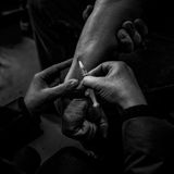 Mischa bekommt von seiner Freundin Marina, ehemals Klavierlehrerin, einen Schuss gesetzt. Sie treffen sich dafür in der Wohnung, die er sich mit seiner Mutter teilt .