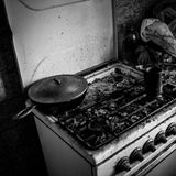 Mischas Küche ist komplett verdreckt, die Wände seiner Wohnung sind mit Graffiti übersät