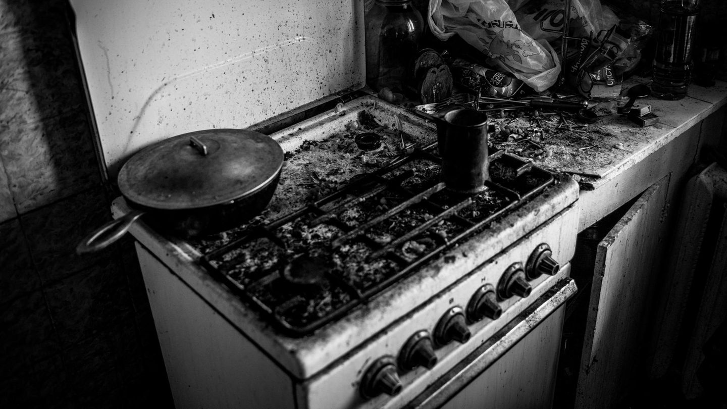 Mischas Küche ist komplett verdreckt, die Wände seiner Wohnung sind mit Graffiti übersät