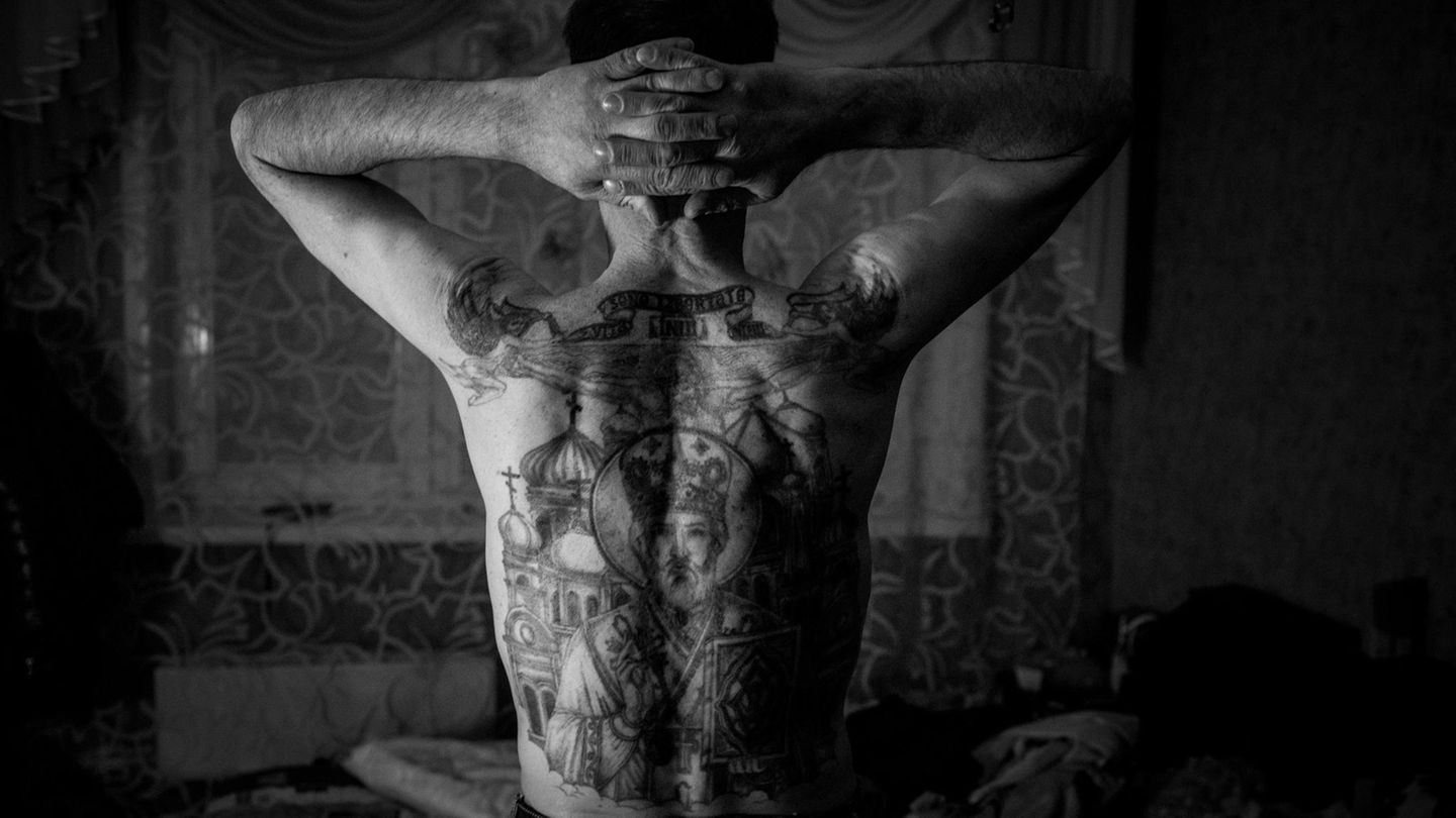 Igor war früher Mitglied eines Clans, die Tattoos ließ er sich im Knast stechen. Mehr als zwölf Jahre hat er insgesamt schon für Raub und Drogenbesitz gesessen.